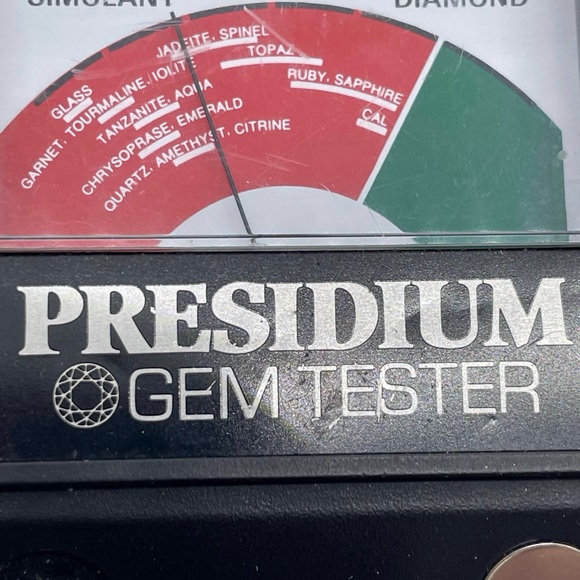 Sterling Box Chain with a Crystal Pendant - Picture 7 of 7